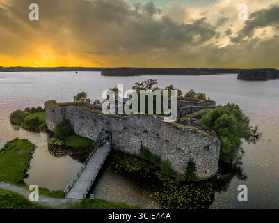 Vue aérienne de Kronoberg cast le ruin sur le lac Helgasjön dans la municipalité de Växjö dans le sud de Småland, avec un ciel spectaculaire de coucher de soleil Banque D'Images