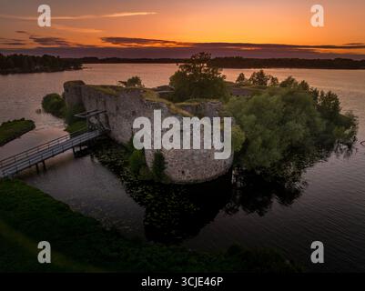 Vue aérienne de Kronoberg cast le ruin sur le lac Helgasjön dans la municipalité de Växjö dans le sud de Småland, avec un ciel spectaculaire de coucher de soleil Banque D'Images