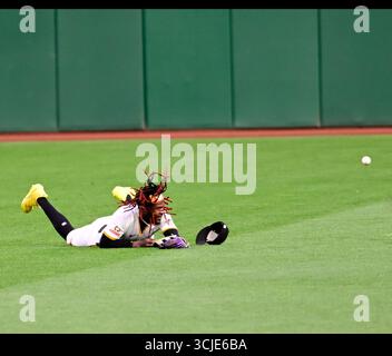 Pittsburgh, États-Unis. 06 septembre 2025. Oneil Cruz (15 ans), outfielder des Pirates de Pittsburgh, réagit après avoir raté une prise de plongée dans la quatrième manche des Milwaukee Brewers au PNC Park le samedi 6 septembre 2025 à Pittsburgh. Photo par Archie Carpenter/UPI crédit : UPI/Alamy Live News Banque D'Images