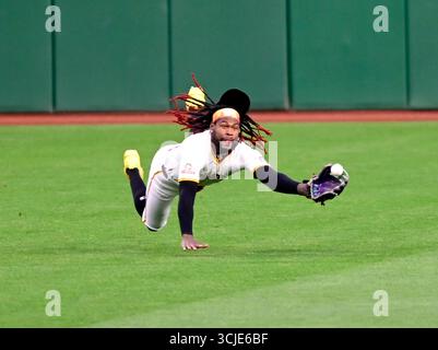 Pittsburgh, États-Unis. 06 septembre 2025. Oneil Cruz (15 ans), outfielder des Pirates de Pittsburgh, manque une prise de plongée en quatrième manche des Milwaukee Brewers au PNC Park le samedi 6 septembre 2025 à Pittsburgh. Photo par Archie Carpenter/UPI crédit : UPI/Alamy Live News Banque D'Images