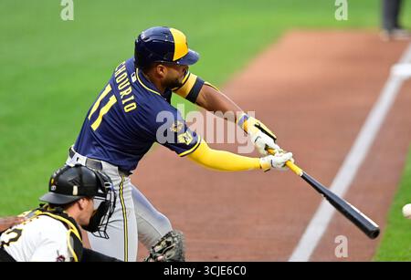 Pittsburgh, États-Unis. 06 septembre 2025. L'outfielder des Milwaukee Brewers Jackson Chourio (11) frappé au centre du champ est attrapé par l'outfielder des Pirates de Pittsburgh Oneil Cruz la première manche au PNC Park le samedi 6 septembre 2025 à Pittsburgh. Photo par Archie Carpenter/UPI crédit : UPI/Alamy Live News Banque D'Images