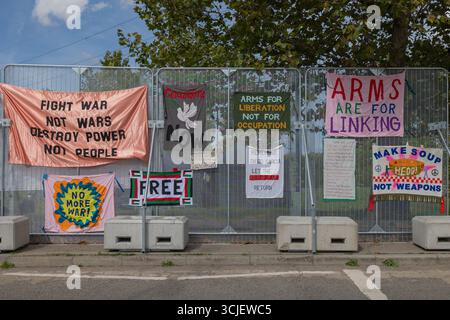 Londres, Royaume-Uni. 6 septembre 2025. Une série de banderoles de protestation faites à la main et de panneaux promouvant la paix et le désarmement sont attachés à une clôture métallique à l'extérieur. Les messages incluent « COMBATTEZ LA GUERRE PAS LES GUERRES », « FAITES DE LA SOUPE PAS DES ARMES » et « DÉSARMEZ-VOUS MAINTENANT », accompagnés d’images symboliques telles que des colombes et des drapeaux stylisés. La scène capture l'activisme populaire et l'expression créative dans un espace public. Arrêtez le camp de paix Arms Fair aux portes de l'entrée est d'Excel dans les docklands de Londres. Penelope Barritt/Alamy Live News Banque D'Images