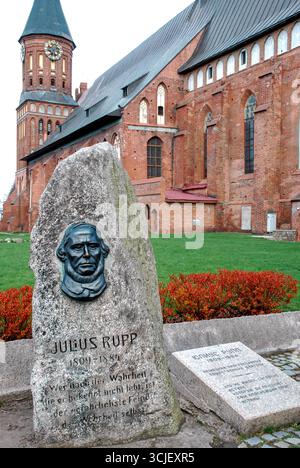 Kaliningrad, Russie - 01 mai 2013 - Eglise historique de kaliningrad avec la pierre commémorative julius rupp au premier plan. Banque D'Images