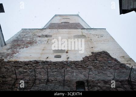 Vyborg, Russie - 02 janvier 2013 - Tour historique en pierre et briques contre ciel couvert. Banque D'Images