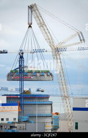 YANTAI, CHINE - 6 SEPTEMBRE 2025 - une grosse grue soulève la tête supérieure de la coque de sécurité de l'île nucléaire de l'unité 4 à la centrale nucléaire de Haiyang à Yantai, Shandong, Chine, le 6 septembre 2025. Banque D'Images
