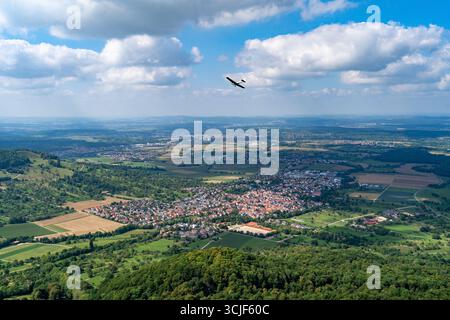 Planeur volant au-dessus de la ville et des champs près de Breitenstein, Allemagne Banque D'Images