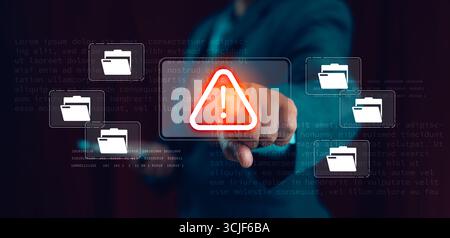 Homme d'affaires pressant l'icône d'alerte d'avertissement numérique avec des dossiers de fichiers sur l'écran virtuel, concept de violation de données, sécurité des fichiers, fuite d'informations, cyber ri Banque D'Images