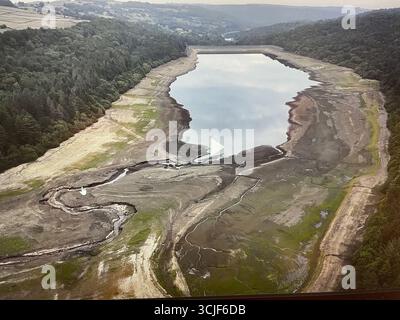 SOUS EMBARGO À 0001 LUNDI 8 SEPTEMBRE dossier photo datée du 31/08/2025 d'une vue générale du réservoir Broomhead, South Yorkshire. Les conditions de sécheresse pourraient se poursuivre en hiver malgré une bonne chance d'un automne plus humide que d'habitude et les risques d'inondation augmentent, disent les responsables. Le met Office and Environment Agency a déclaré que les perspectives actuelles pour septembre, octobre et novembre montrent une probabilité plus élevée de conditions plus humides et plus venteuses que la moyenne sur 30 ans. Date d'émission : lundi 8 septembre 2025. Banque D'Images