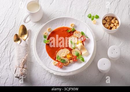 Soupe de tomates raffinée comme art culinaire dans la cuisine du chef. Soupe de tomates comme plat de placage exclusif. Banque D'Images