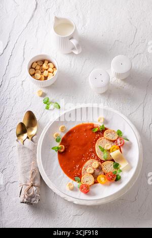 Soupe de tomate élégante comme nourriture de première qualité faite dans le restaurant. Soupe de tomates comme plat de placage exclusif. Banque D'Images