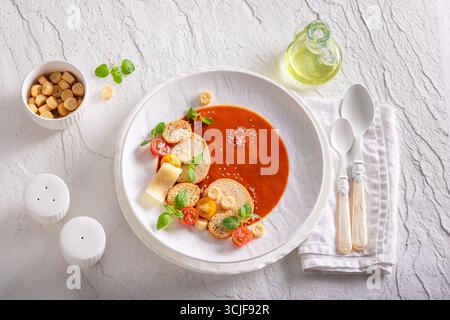 Soupe de tomates professionnelle comme nourriture de haute qualité dans un restaurant sophistiqué. Soupe de tomates avec une décoration exquise. Banque D'Images
