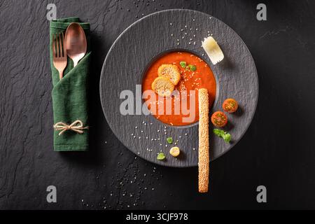 Soupe de tomates raffinée comme nourriture de première qualité faite dans le restaurant. Soupe de tomates comme plat de placage exclusif. Banque D'Images