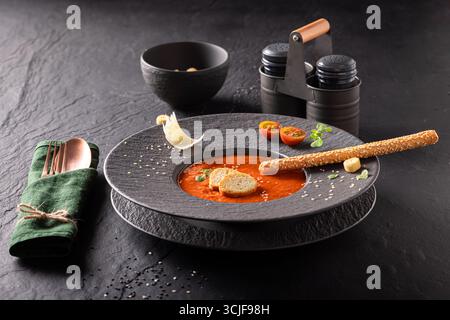 Soupe de tomate exquise comme nourriture de première qualité faite dans le restaurant. Soupe de tomates comme plat de placage exclusif. Banque D'Images