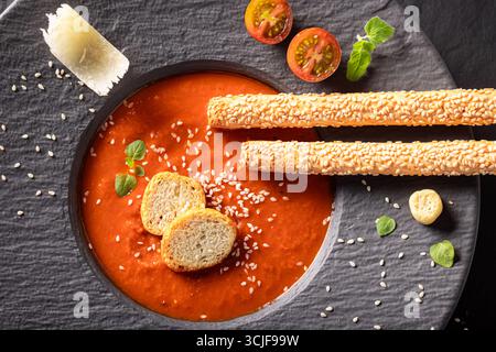 Soupe de tomates élégante dans un restaurant exclusif préparé par le chef. Soupe de tomates comme plat de placage exclusif. Banque D'Images