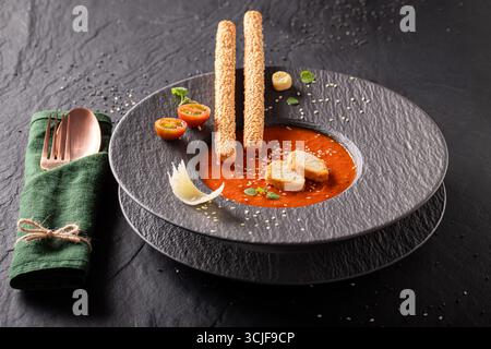 Soupe de tomates professionnelle dans un restaurant exclusif préparé par le chef. Soupe de tomates comme plat de placage exclusif. Banque D'Images