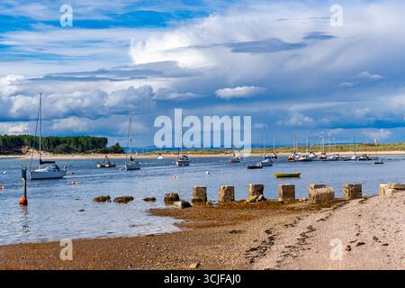 Findhorn Forres Moray Scotland a amarré des yachts et des petits bateaux en été Banque D'Images