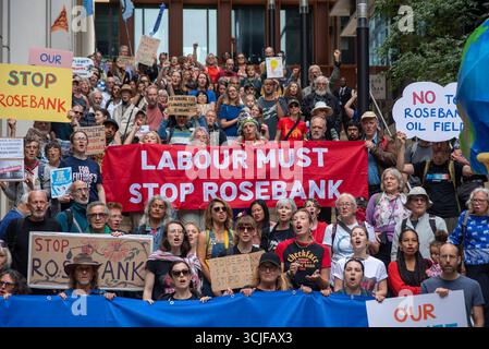 Londres, Grand Londres, Royaume-Uni. 6 septembre 2025. Les membres du Fossil Free London et de l'extinction Rebellion se sont réunis devant le bâtiment du Conseil de Holborn et St Pancras où le premier ministre britannique Keir Starmer est député. Les manifestants demandent au Parti travailliste au pouvoir d'arrêter le développement controversé du champ gazier et pétrolier de Rosebank parce qu'il a été arrêté et qualifié d''illégal'' par le tribunal écossais en janvier. (Crédit image : © Krisztian Elek/ZUMA Press Wire) USAGE ÉDITORIAL SEULEMENT ! Non destiné à UN USAGE commercial ! Crédit : ZUMA Press, Inc/Alamy Live News Banque D'Images