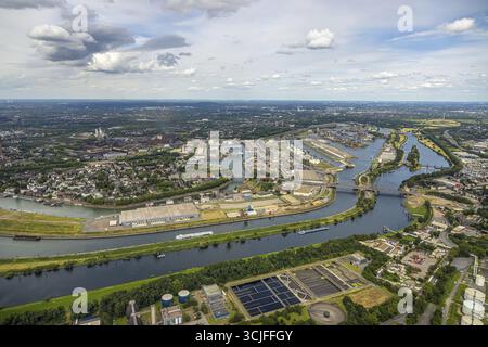 Vue aérienne, Duisburg-Nord, port Duisport Duisburg avec île pétrolière, île de charbon et île de ferraille, vue sur la ville du district Ruhrort, vue lointaine et bleue Banque D'Images