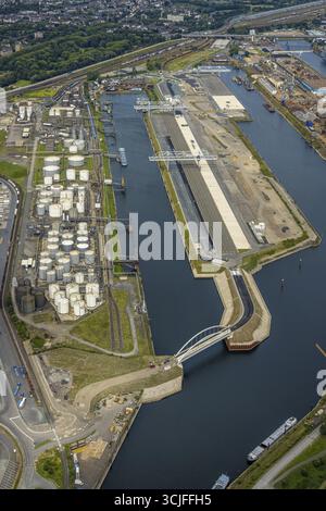 Vue aérienne, Duisburg-Nord, duisport Port de Duisburg avec île pétrolière et île charbonnière, Ruhrort, Duisburg, région de la Ruhr, Rhénanie du Nord-Westphalie, Allemagne, Banque D'Images