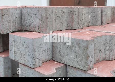Pile de briques de pavage en béton pour les projets de construction et de trottoir Banque D'Images