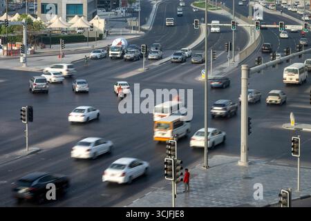 Doha, Qatar - 30 août 2025 : vue aérienne de Doha Bank Street. Doha routes et feux de circulation Banque D'Images