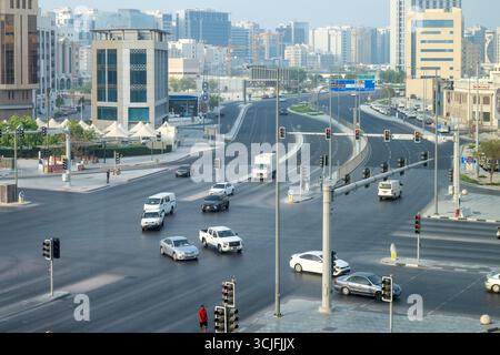 Doha, Qatar - 30 août 2025 : vue aérienne de Doha Bank Street. Doha routes et feux de circulation Banque D'Images