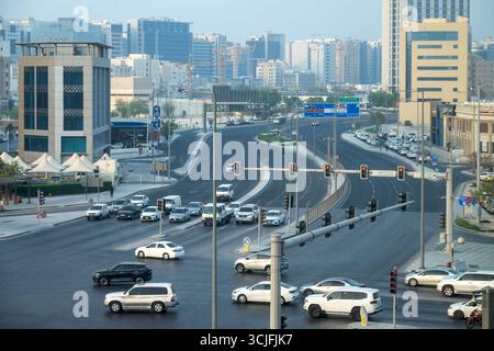 Doha, Qatar - 30 août 2025 : vue aérienne de Doha Bank Street. Doha routes et feux de circulation Banque D'Images
