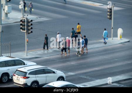 Doha, Qatar - 30 août 2025 : vue aérienne de la foule de gens sur le passage piétonnier sur la route Banque D'Images