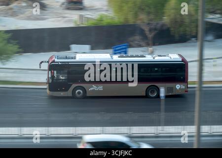 Doha, Qatar - 30 août 2025 : bus de liaison du métro Karwa sur les routes de Doha Banque D'Images