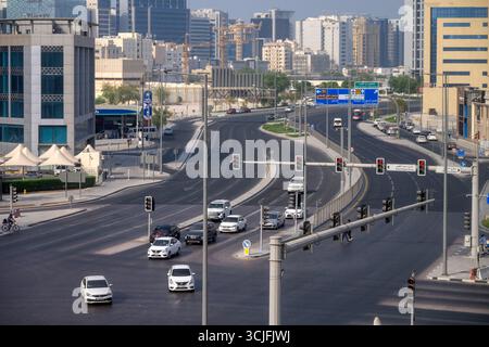 Doha, Qatar - 30 août 2025 : vue aérienne de Doha Bank Street. Doha routes et feux de circulation Banque D'Images