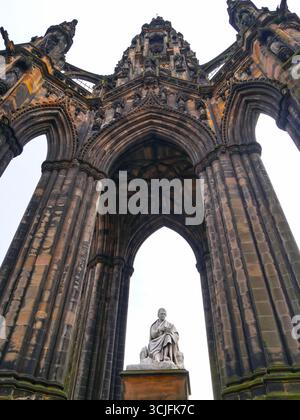 Le Scott Monument est un monument gothique victorien dédié à l'auteur écossais Sir Walter Scott situé à côté de Prices Street dans le centre-ville d'Édimbourg, en Écosse. Banque D'Images