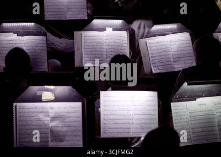 image de musiciens dans la fosse de l'orchestre devant une partition Banque D'Images