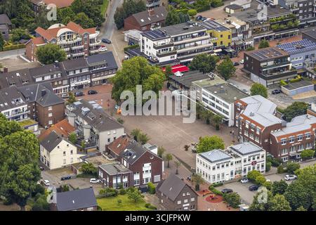 Vue aérienne, centre-ville Johann-Breuker-Platz sur la rue principale, arbre vert, Kirchhellen, Bottrop, Ruhr Rhénanie du Nord-Westphalie, Allemagne Banque D'Images