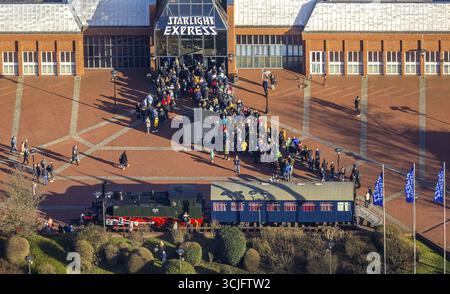 Vue aérienne, salle d'événement musical Starlight Express Theatre avec file d'attente de personnes à l'entrée, locomotive et symbole de wagon, Grumme, Bochum, Ruhr sont Banque D'Images