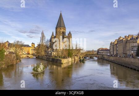 Paysage le soir autour du Temple neuf, église protestante de Metz située en France Banque D'Images