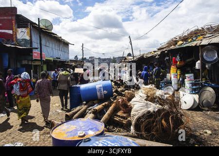 Addis-Abeba, Ethiopie - Nov 2018: Mercato - grand marché en plein air considéré comme le plus grand marché d'Afrique pour vendre et acheter des biens Banque D'Images