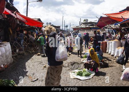 Addis-Abeba, Ethiopie - Nov 2018: Mercato - grand marché en plein air considéré comme le plus grand marché d'Afrique pour vendre et acheter des biens Banque D'Images