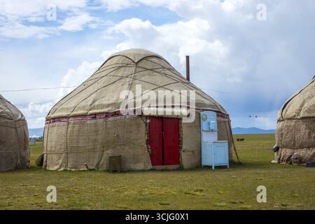 Yourte, maisons nomades typiques près du lac Song Kul, Kirghizistan Banque D'Images