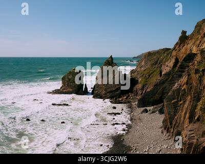 Les rochers et le littoral à Sandymouth Bay Beach près de Bude sur la côte nord de Cornwall Cornwall Angleterre Royaume-Uni Banque D'Images