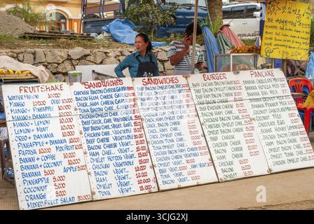 Vang Vieng, Laos - Dec 2016 : stands de vente de sandwiches à Vang Vieng, Laos Banque D'Images