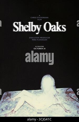 Shelby Oaks (2025) réalisé par Chris Stuckmann et mettant en vedette Sarah Durn, Mason Heidger et Joe Quinn. La recherche désespérée d'une femme pour sa sœur perdue depuis longtemps tombe dans l'obsession en réalisant que le démon imaginaire de leur enfance peut avoir été réel. USAGE ÉDITORIAL AVANCÉ AUX ÉTATS-UNIS UNIQUEMENT. Crédit : BFA / Neon Banque D'Images