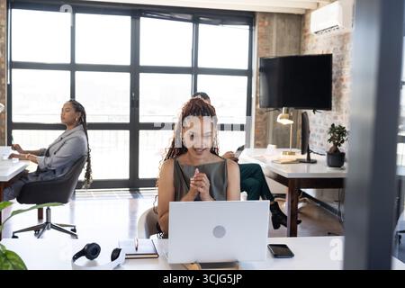 Célébrant le succès, femme d'affaires au bureau avec ordinateur portable, se sentant excité Banque D'Images