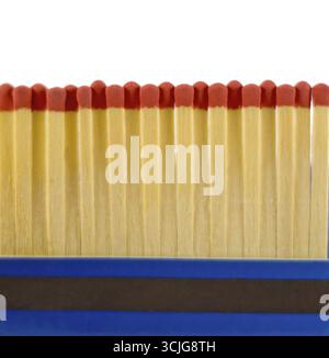 Correspond dans la boîte d'allumettes ouverte sur carton isolé sur fond blanc Banque D'Images