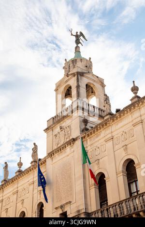 Façade ornée du Palazzo Moroni, la mairie de Padoue, Italie, contre le ciel bleu en été, avec des drapeaux italiens et européens Banque D'Images