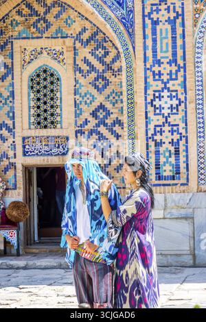 SAMARKAND, OUZBÉKISTAN - 28 août : en vêtements de mariage ouzbek traditionnel - et les modèles colorés à Samarkand Registan. Août 2016 Banque D'Images