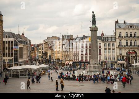LILLE, FRANCE - 15 JUIN : les gens passent place centrale, la Grand place à Lille dans l'après-midi du 2015 juin Banque D'Images