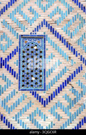 Fenêtre sur un mur de carreaux bleus et mosaïque de mausolée Registan, Samarkand, Ouzbékistan Banque D'Images