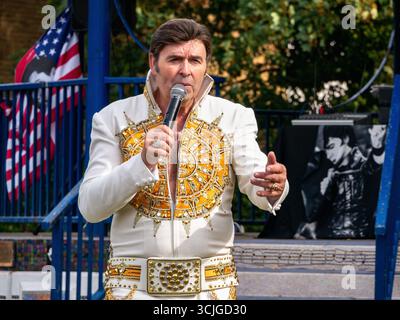 Le chanteur professionnel Cliff Castle se produisant en live, chantant des chansons classiques d'Elvis au Oaklands Bandstand à Hythe, Kent, le 31 août 2025 Banque D'Images