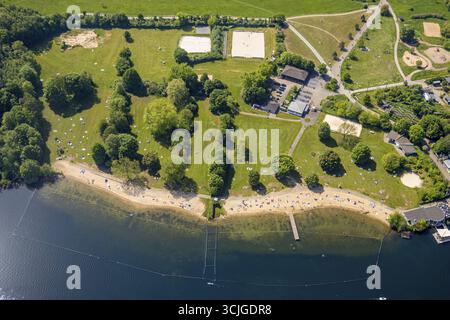 Vue aérienne, activités de loisirs à Unterbacher See, ponton café lido à Strandbad Sued, baignades et pelouse bronzante, Unterbach, Duesseldorf, Rhinela Banque D'Images