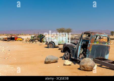Voitures et camions naufrages dans le désert du Namib à Solitaire, Namibie, Afrique Banque D'Images